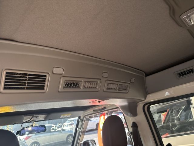 【百台車輛】【價錢可談】【自排】 僅跑1萬2 │8人座 │盲點 │定速 │環景 0906-000866鍾先生  第15張相片