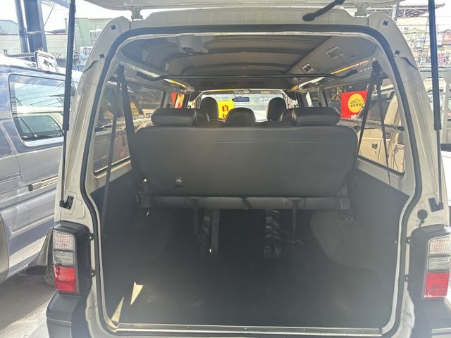 【百台車輛】【價錢可談】【自排】 僅跑1萬2 │8人座 │盲點 │定速 │環景 0906-000866鍾先生  第16張相片