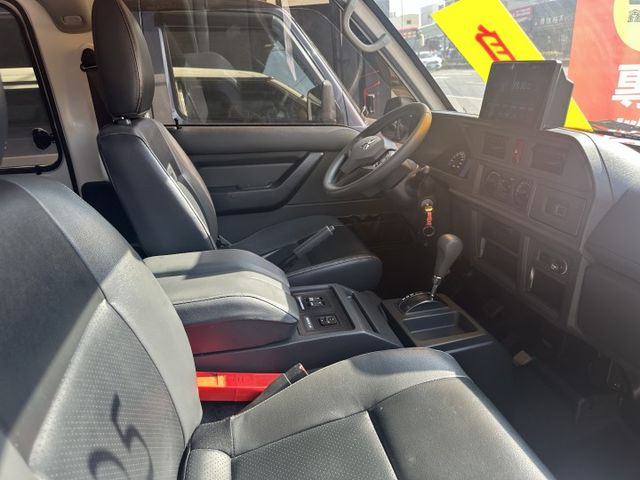 【百台車輛】【價錢可談】【自排】 僅跑1萬2 │8人座 │盲點 │定速 │環景 0906-000866鍾先生  第19張相片