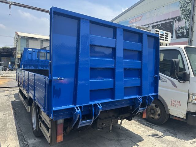 超長軸「14尺」僅跑9.9萬 大片尾門+花板+視野輔助+盲點 這麼優秀哪裡找【百台車輛在庫】  第5張相片