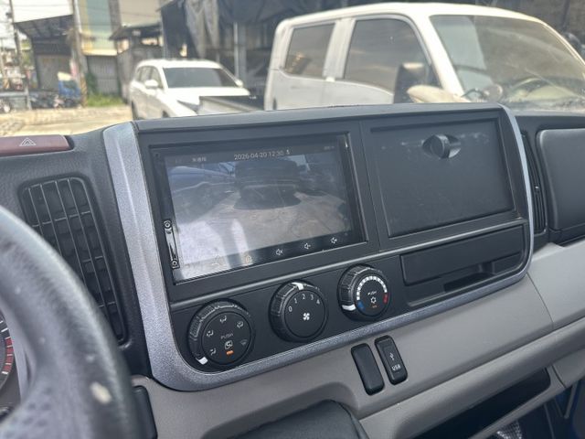 超長軸「14尺」僅跑9.9萬 大片尾門+花板+視野輔助+盲點 這麼優秀哪裡找【百台車輛在庫】  第14張相片