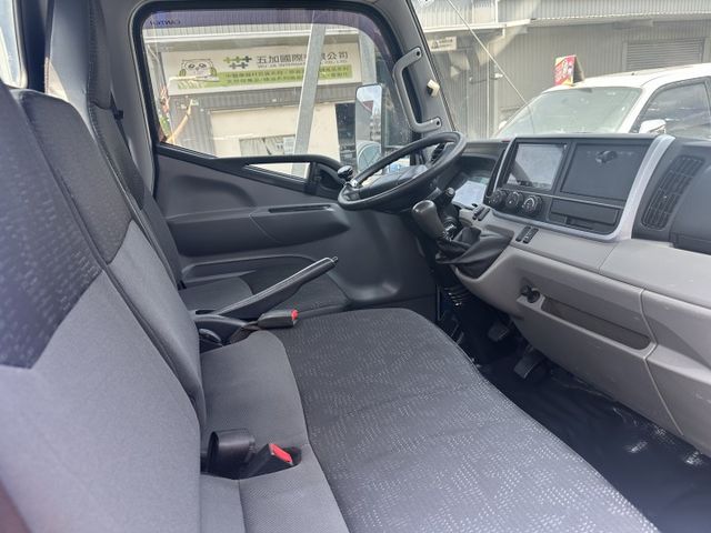 超長軸「14尺」僅跑9.9萬 大片尾門+花板+視野輔助+盲點 這麼優秀哪裡找【百台車輛在庫】  第16張相片