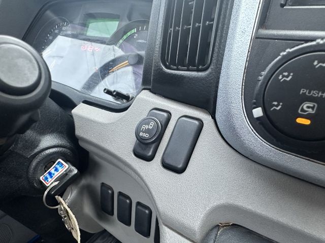 超長軸「14尺」僅跑9.9萬 大片尾門+花板+視野輔助+盲點 這麼優秀哪裡找【百台車輛在庫】  第17張相片