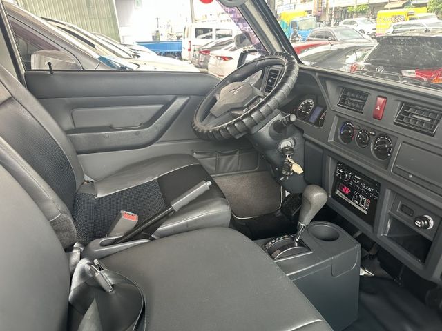 「自排」-5度 僅跑1萬4千 雙芯電動尾門 車況極水【百台車輛在庫】【實車實價】  第14張相片