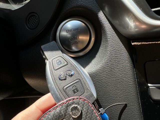 Q30 頂級配備 渦輪引擎 實跑7.9萬IKEY、定速、全景天窗、車偏、自動煞車【百台車輛】【價錢可談】  第9張相片