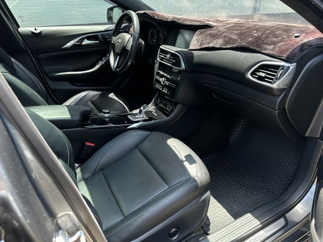 Q30 頂級配備 渦輪引擎 實跑7.9萬IKEY、定速、全景天窗、車偏、自動煞車【百台車輛】【價錢可談】  第16張相片