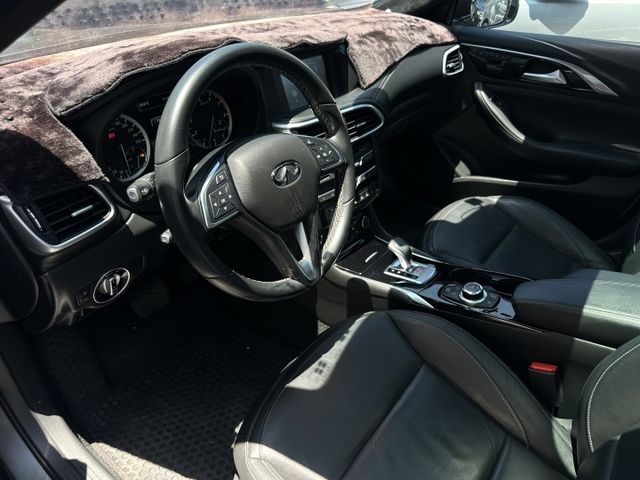Q30 頂級配備 渦輪引擎 實跑7.9萬IKEY、定速、全景天窗、車偏、自動煞車【百台車輛】【價錢可談】  第19張相片