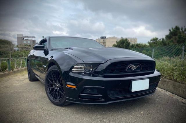 2012 Mustang 3.7 野馬 V6 305匹 夢想離你不遠 市場稀有黑色  第1張相片