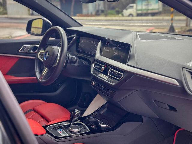 性能小鋼炮M135i 稀有物件 2.0有306匹 省稅金大馬力 2019 BMW M135i xDrive  第7張相片