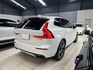 瑞典坦克 輕油電休旅車 安全配備滿滿 市場最便宜 稀有R-Design 2020 Volvo XC60 B5 R-D  第3張縮圖