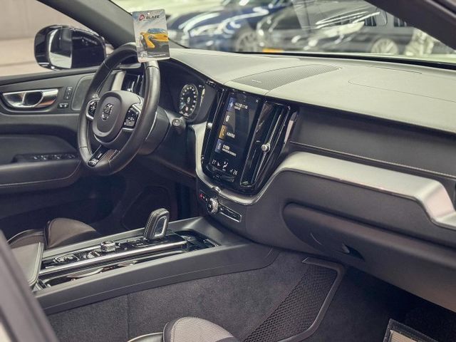 瑞典坦克 輕油電休旅車 安全配備滿滿 市場最便宜 稀有R-Design 2020 Volvo XC60 B5 R-D  第6張相片