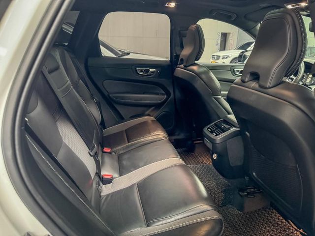 瑞典坦克 輕油電休旅車 安全配備滿滿 市場最便宜 稀有R-Design 2020 Volvo XC60 B5 R-D  第8張相片