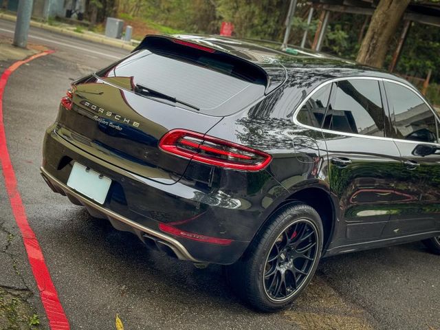 配備不錯 全景 電懸 18項 Bose音響 新車不含選配430多萬 2016 Macan Turbo  第4張相片