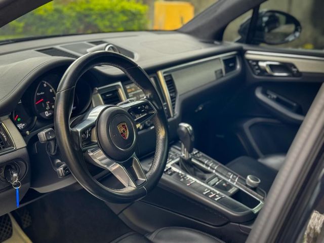 配備不錯 全景 電懸 18項 Bose音響 新車不含選配430多萬 2016 Macan Turbo  第6張相片