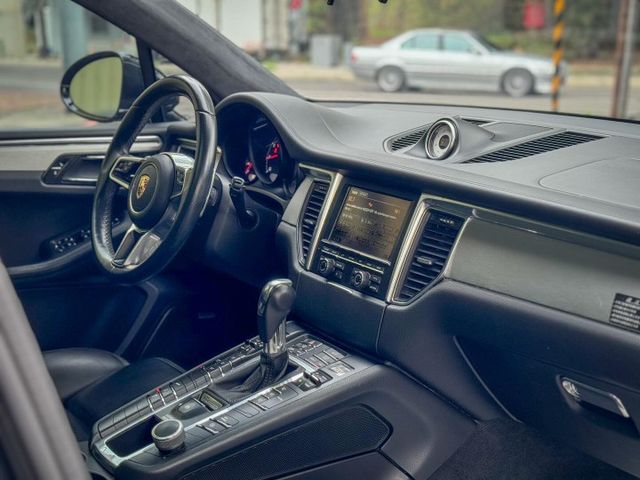 配備不錯 全景 電懸 18項 Bose音響 新車不含選配430多萬 2016 Macan Turbo  第7張相片