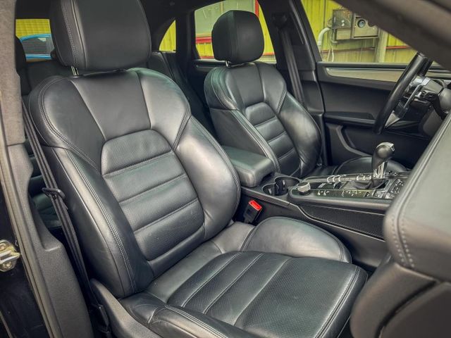 配備不錯 全景 電懸 18項 Bose音響 新車不含選配430多萬 2016 Macan Turbo  第9張相片