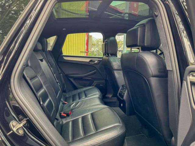 配備不錯 全景 電懸 18項 Bose音響 新車不含選配430多萬 2016 Macan Turbo  第10張相片