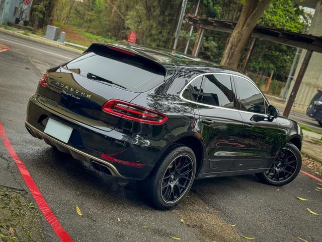 配備不錯 全景 電懸 18項 Bose音響 新車不含選配430多萬 2016 Macan Turbo  第5張相片