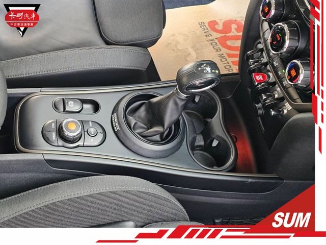 2017年MINI COUNTRYMAN 僅跑6萬 雙電動座椅 LED頭燈 日型燈 霧燈 I-KEY 定速 倒車顯影  第11張相片