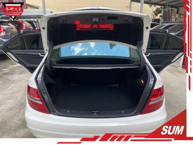 2013年 BENZ C180 外觀內裝水噹噹 配有恆溫，定速，倒車顯影!!! 心動不如馬上行動，歡迎來電洽詢&蒞臨賞車  第4張相片