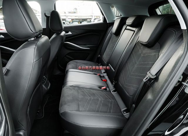新車價143.9菁英版 原廠展示車 只跑2千 一年稅金才8千 現省5X萬  車道維持 感應尾門 全車原板件 可全貸!  第9張相片