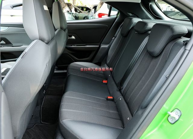 Elegance版 原廠展示車 只跑1千 原板件 一年稅金才8千 省近40萬 ACC AEB 車道維持 可全貸!  第9張相片