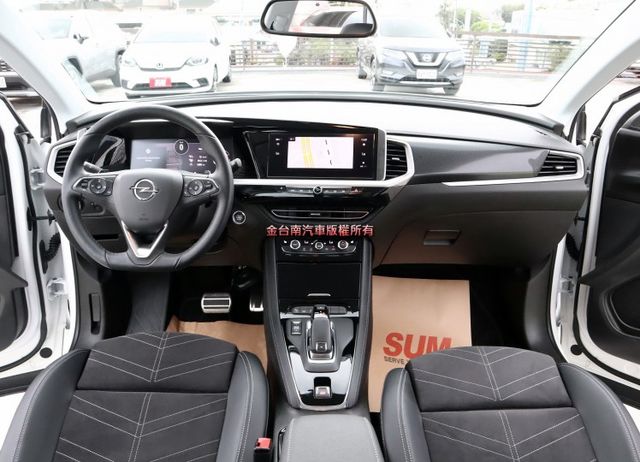 新車價143.9 菁英版 原廠展示車 只跑1千 現省5X萬 一年稅金才8千 車道維持 感應尾門 雙電熱椅 原板件!  第11張相片