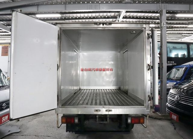 10呎半 保溫廂 全車輪胎剛換新 三開門 冷氣很冷 原鈑件 電子後視鏡 里程保證 附全額發票 可全貸!  第4張相片