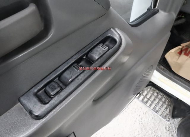10呎半 保溫廂 全車輪胎剛換新 三開門 冷氣很冷 原鈑件 電子後視鏡 里程保證 附全額發票 可全貸!  第8張相片