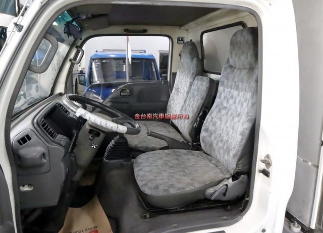 10呎半 保溫廂 全車輪胎剛換新 三開門 冷氣很冷 原鈑件 電子後視鏡 里程保證 附全額發票 可全貸!  第9張相片