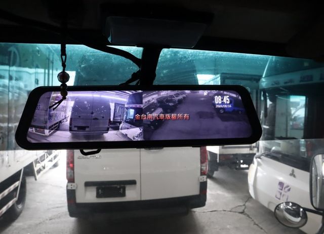 10呎半 保溫廂 全車輪胎剛換新 三開門 冷氣很冷 原鈑件 電子後視鏡 里程保證 附全額發票 可全貸!  第12張相片