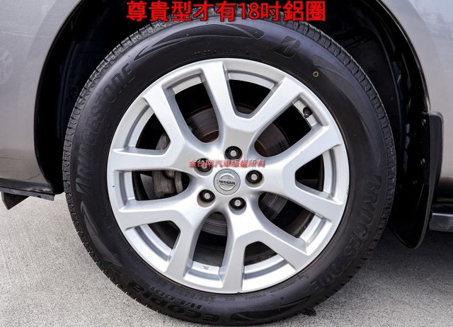 尊貴型 少跑全車原板件 恆溫 18吋鋁圈 原廠影音 倒車顯影 NAVI 可全貸 不用殺價就很便宜!  第9張相片