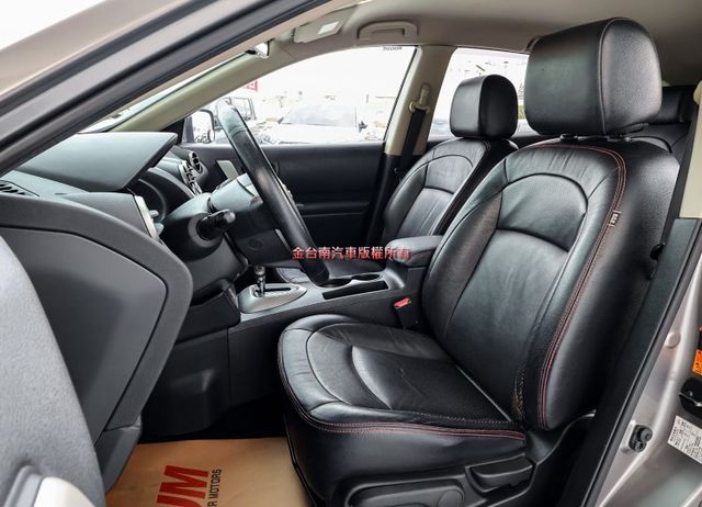 尊貴型 少跑全車原板件 恆溫 18吋鋁圈 原廠影音 倒車顯影 NAVI 可全貸 不用殺價就很便宜!  第10張相片
