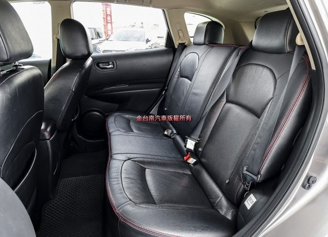 尊貴型 少跑全車原板件 恆溫 18吋鋁圈 原廠影音 倒車顯影 NAVI 可全貸 不用殺價就很便宜!  第11張相片