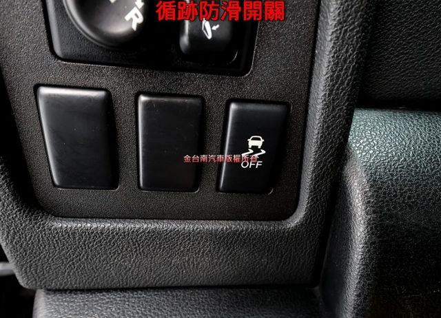 尊貴型 少跑全車原板件 恆溫 18吋鋁圈 原廠影音 倒車顯影 NAVI 可全貸 不用殺價就很便宜!  第12張相片