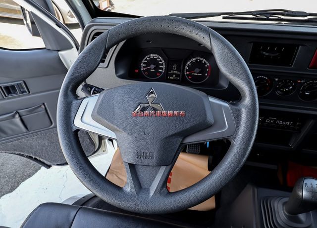 一手車 只跑2.5萬 里程保證 全車原板件 原廠保養 ABS TCS 雙安 附全額發票 事業打拼好幫手 可全貸!  第13張相片