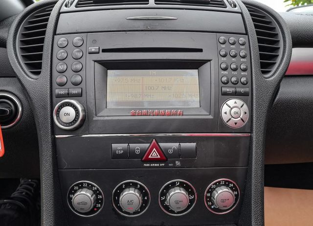 SLK200 雙門 硬頂電動敞篷 只跑10.4萬 一年約跑近7千 原鈑件 記憶椅 快撥 ABS 雙安 里程保證!  第16張相片