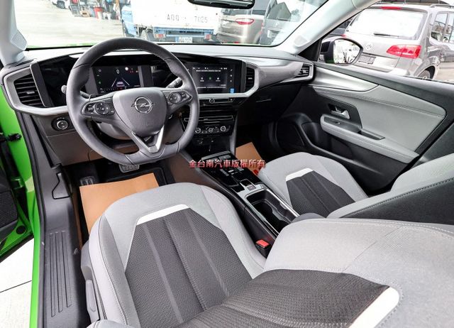 Elegance版 原廠展示車 只跑3千 原鈑件 現省46萬 一年稅金才8千 ACC AEB 車道維持 盲點!  第11張相片