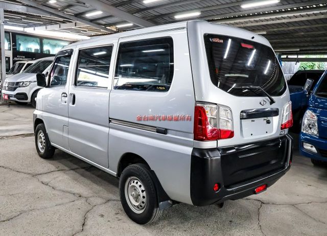 10月出廠11月領牌 五人座 客貨兩用車 一手車 只跑4.9萬 TCS 雙安 盲點 全車原板件 附全額發票 可全貸!  第2張相片