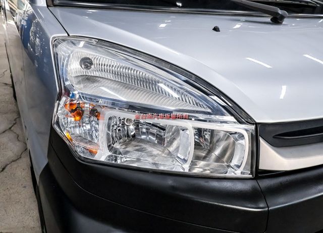 10月出廠11月領牌 五人座 客貨兩用車 一手車 只跑4.9萬 TCS 雙安 盲點 全車原板件 附全額發票 可全貸!  第7張相片