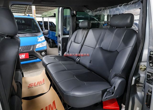 10月出廠11月領牌 五人座 客貨兩用車 一手車 只跑4.9萬 TCS 雙安 盲點 全車原板件 附全額發票 可全貸!  第9張相片