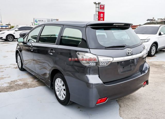 一手車 一年只跑不到九千 里程保證 七人座 NAVI 恆溫 後座出風口 ABS 雙安 可全貸 不用殺價就很便宜!  第2張相片
