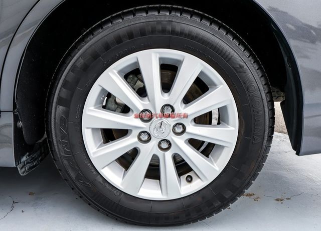 一手車 一年只跑不到九千 里程保證 七人座 NAVI 恆溫 後座出風口 ABS 雙安 可全貸 不用殺價就很便宜!  第8張相片