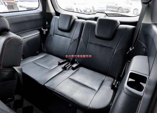 一手車 一年只跑不到九千 里程保證 七人座 NAVI 恆溫 後座出風口 ABS 雙安 可全貸 不用殺價就很便宜!  第11張相片