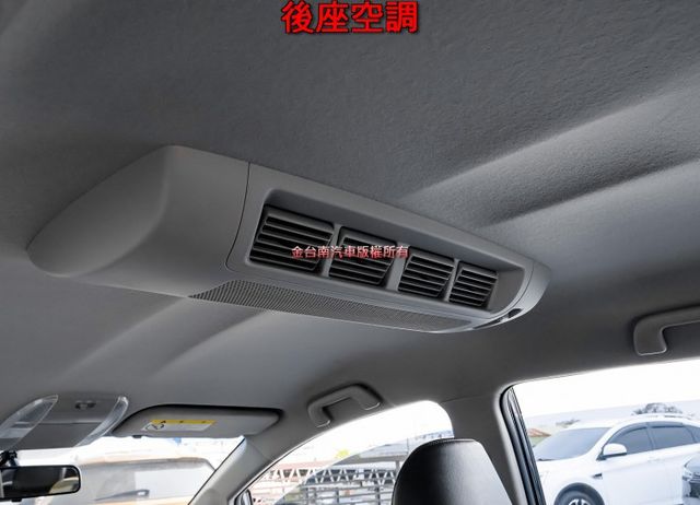 一手車 一年只跑不到九千 里程保證 七人座 NAVI 恆溫 後座出風口 ABS 雙安 可全貸 不用殺價就很便宜!  第12張相片