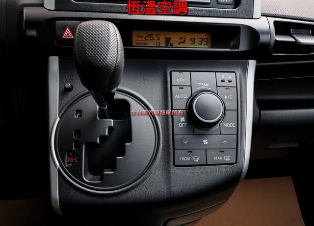 一手車 一年只跑不到九千 里程保證 七人座 NAVI 恆溫 後座出風口 ABS 雙安 可全貸 不用殺價就很便宜!  第18張相片