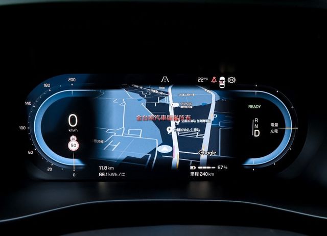 純電頂級版 一手只跑3.5萬 408匹馬力 滿電續航465KM 全景天窗 LV2 雙電動椅 環景 全車原板件 可全貸!  第14張相片