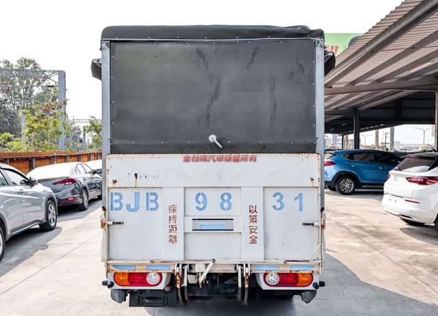 篷式 一手只跑1.7萬 里程保證 原廠保養 全車原板件 帆布五面開 電動尾門 安卓影音 盲點 附全額發票 可全貸!  第3張相片