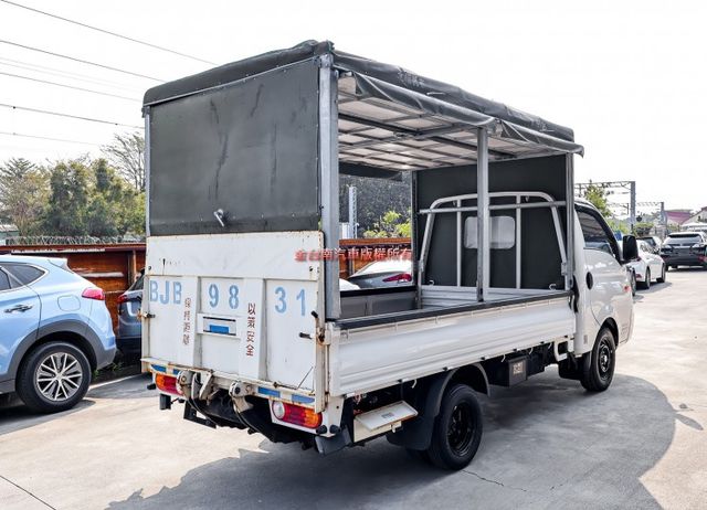 篷式 一手只跑1.7萬 里程保證 原廠保養 全車原板件 帆布五面開 電動尾門 安卓影音 盲點 附全額發票 可全貸!  第4張相片