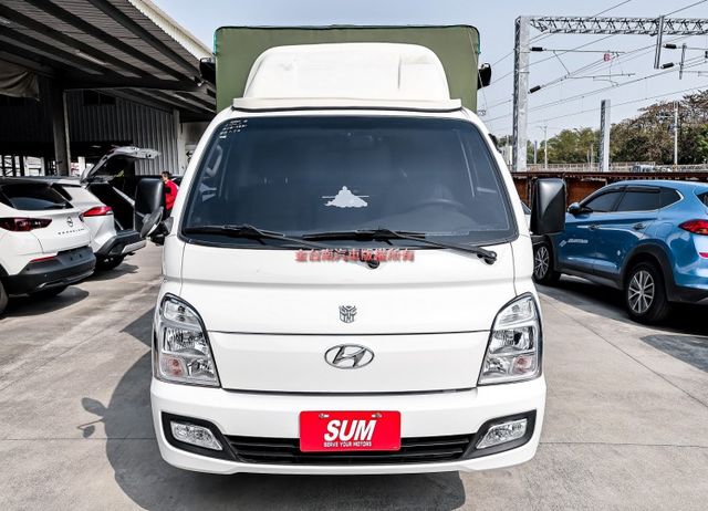 篷式 一手只跑1.7萬 里程保證 原廠保養 全車原板件 帆布五面開 電動尾門 安卓影音 盲點 附全額發票 可全貸!  第6張相片